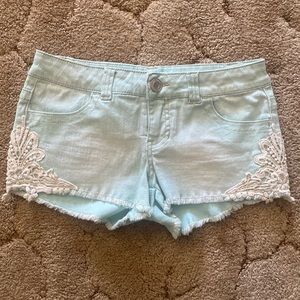 🧡2/$15🧡 🩵 🤍 Adorable blue shorts with designs on side 🤍🩵